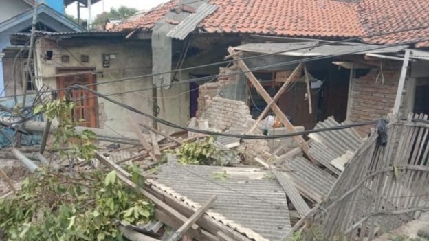 Truk Tabrak Rumah Warga Indramayu